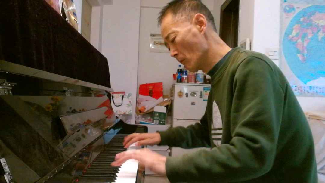 《青春舞曲》(即兴演奏:大叔钢琴)  《青春舞曲》是新疆民歌,1939年由著名传奇歌王王洛