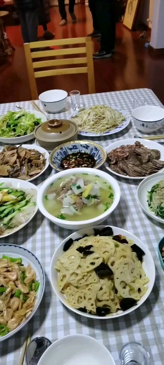 昨天做了一桌减肥去腻养生餐。 反正春节后肚里都油水多 反正打过惯蛋吃啥都是大餐哈 反正六十