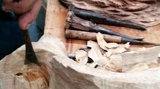 大师手工雕鲤鱼,香气扑鼻,北京木文化协会在南宁林木展的现场制作。#超级作者日# @百度动态