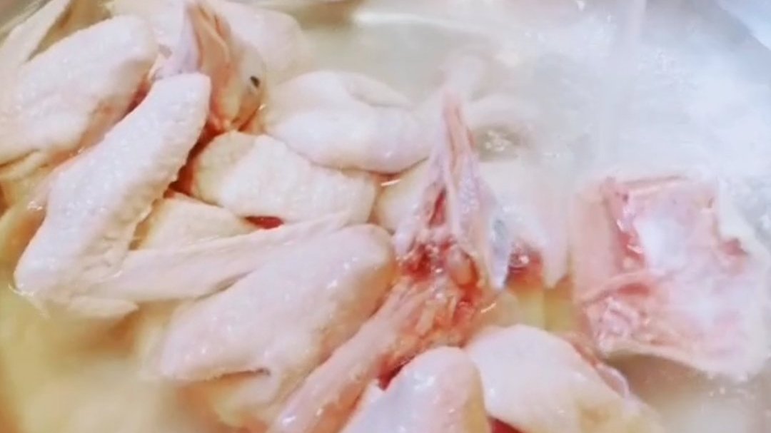 #美食VLOG#鸽都行餐厅真任性,真材实料卖椰青乳鸽汤,3个椰子和我2个乳鸽,夏天喝,清补