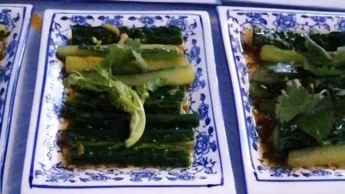 #遇见美好春天#  龙虾轰趴的开胃菜摆满一排,看着赏心悦目,胃口大开,流口水了吧。#遇见美