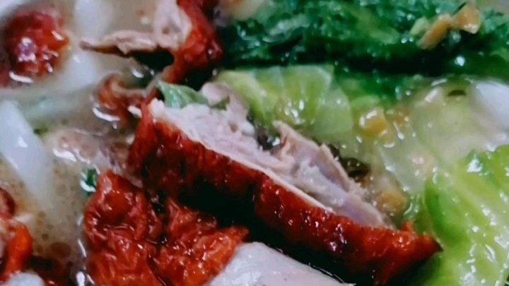 #21天早餐打卡#  一早烤好的烧鸭切成块,放入汤粉中,再加点烧鸭汁,早餐就好一碗南宁烧鸭