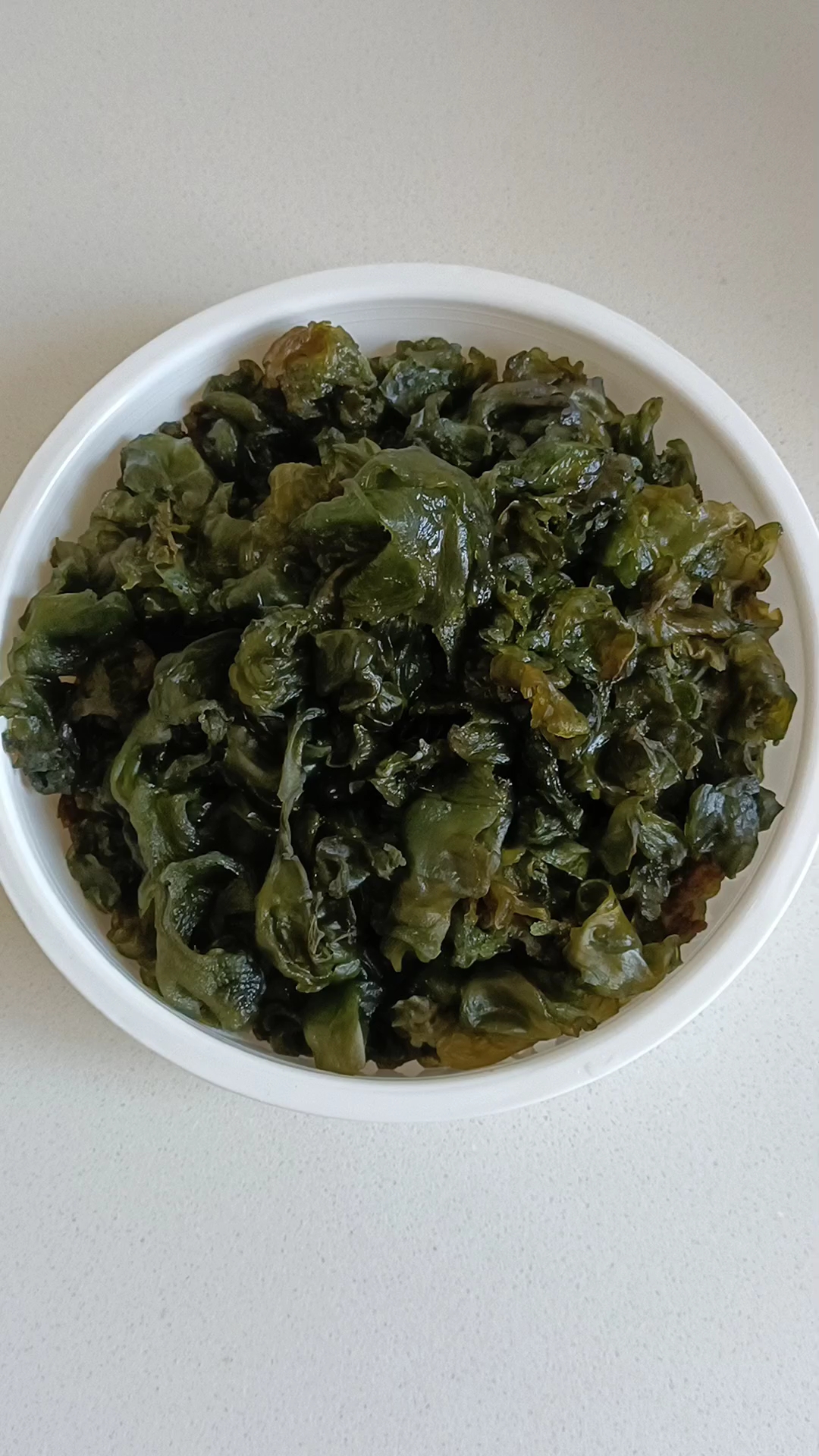 地耳是一种野生菜,通常出现在雨后,全国各地皆有分布。它的口感也是比较爽口,还富含丰富的蛋白