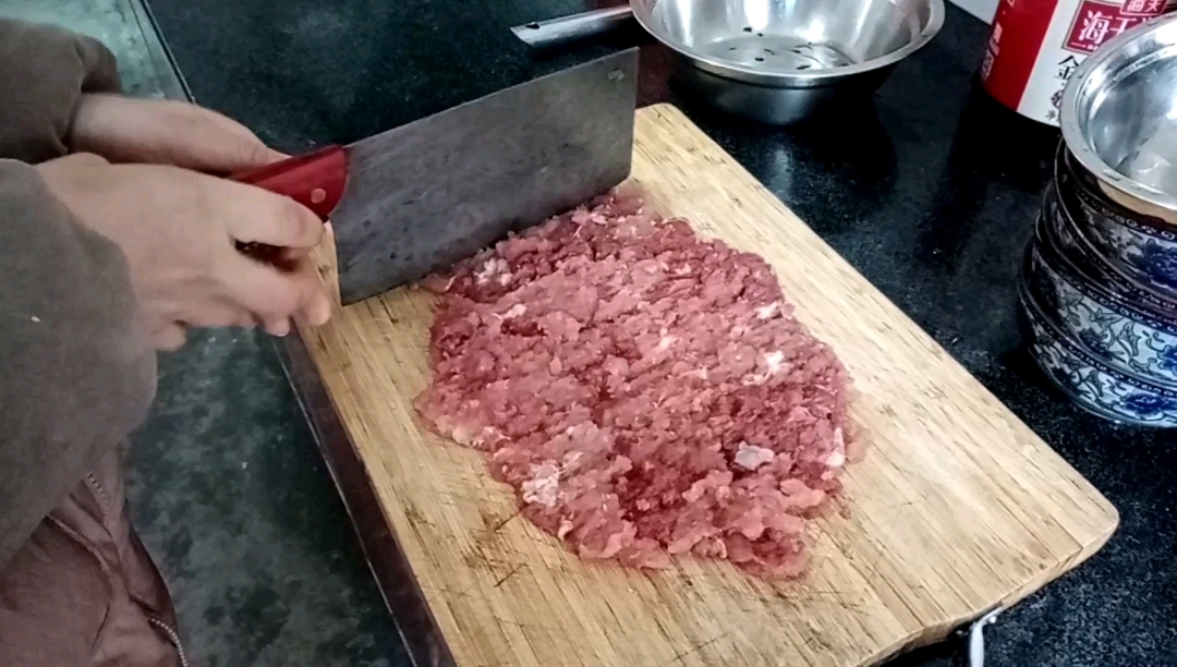 小李下厨做一个肉饼汤,胡萝卜肉丝和酸辣土豆丝,一家人都说好吃