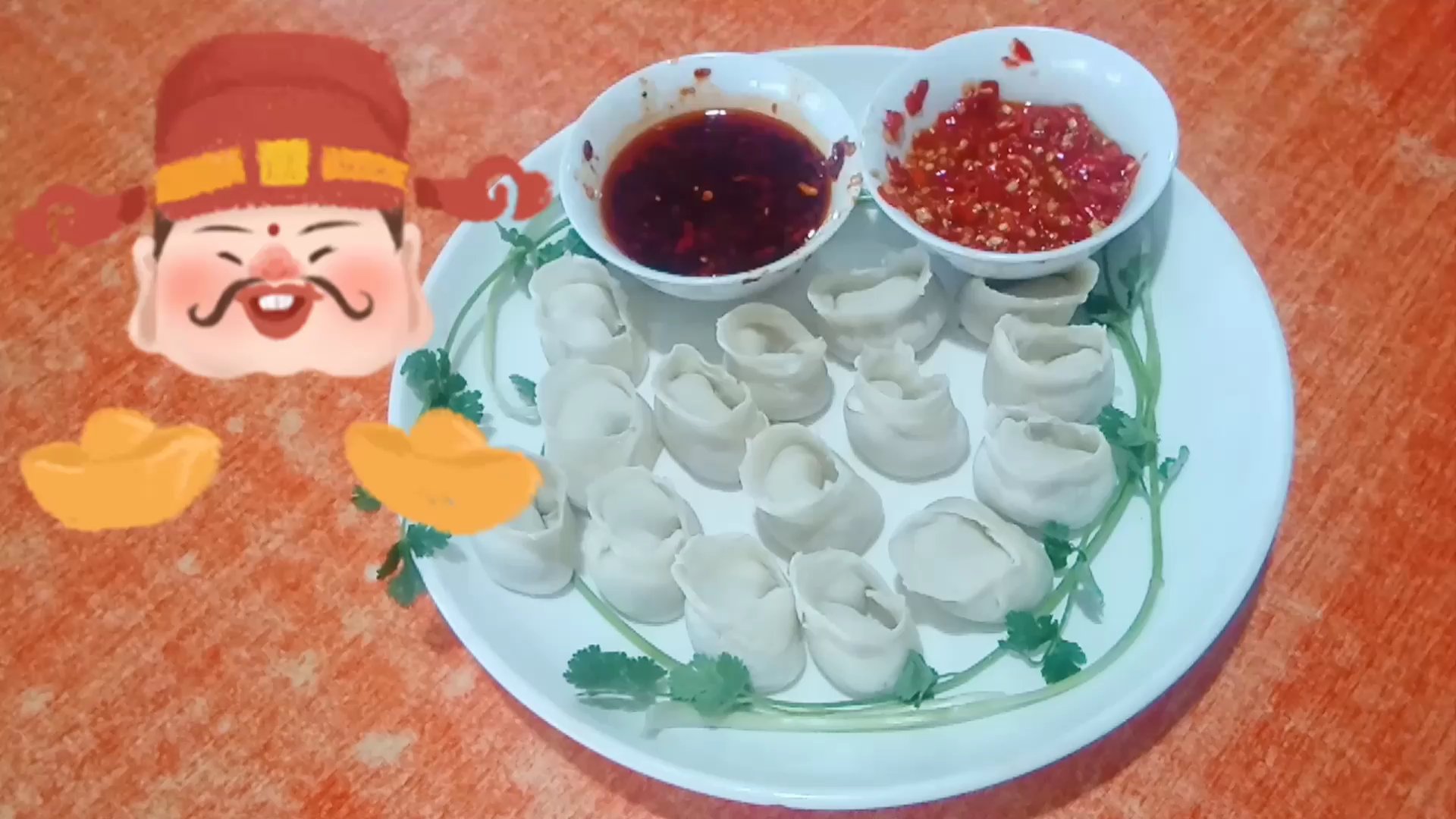 祝大家在新的一年财源广进。今天阿莲用饺子皮把饺子包成元宝的形状。