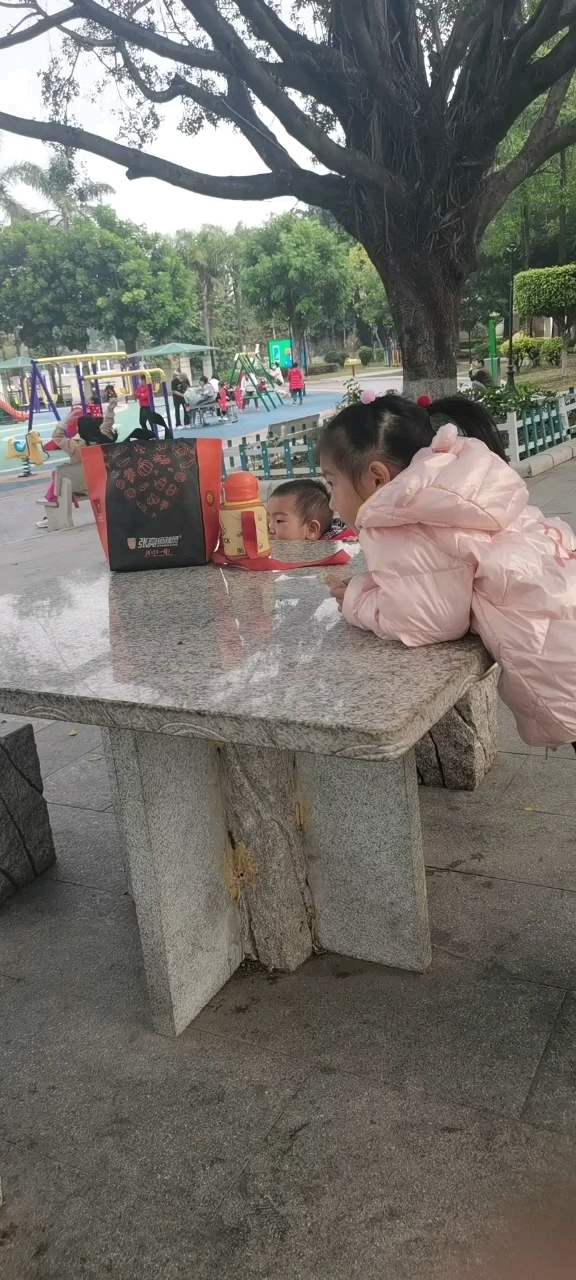 #为了省钱你都吃过什么苦# 记得那一年,刚下学从家到,外面打工,住过东莞的小瓦房,一个馒头