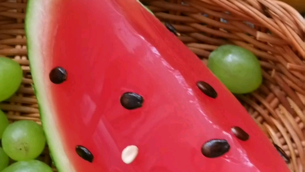 又到一年西瓜季‼️开始吃网红西瓜冻啦‼️弹弹弹的西瓜冻,冰爽嫩滑,小朋友的最爱‼️⛱⛱⛱ 