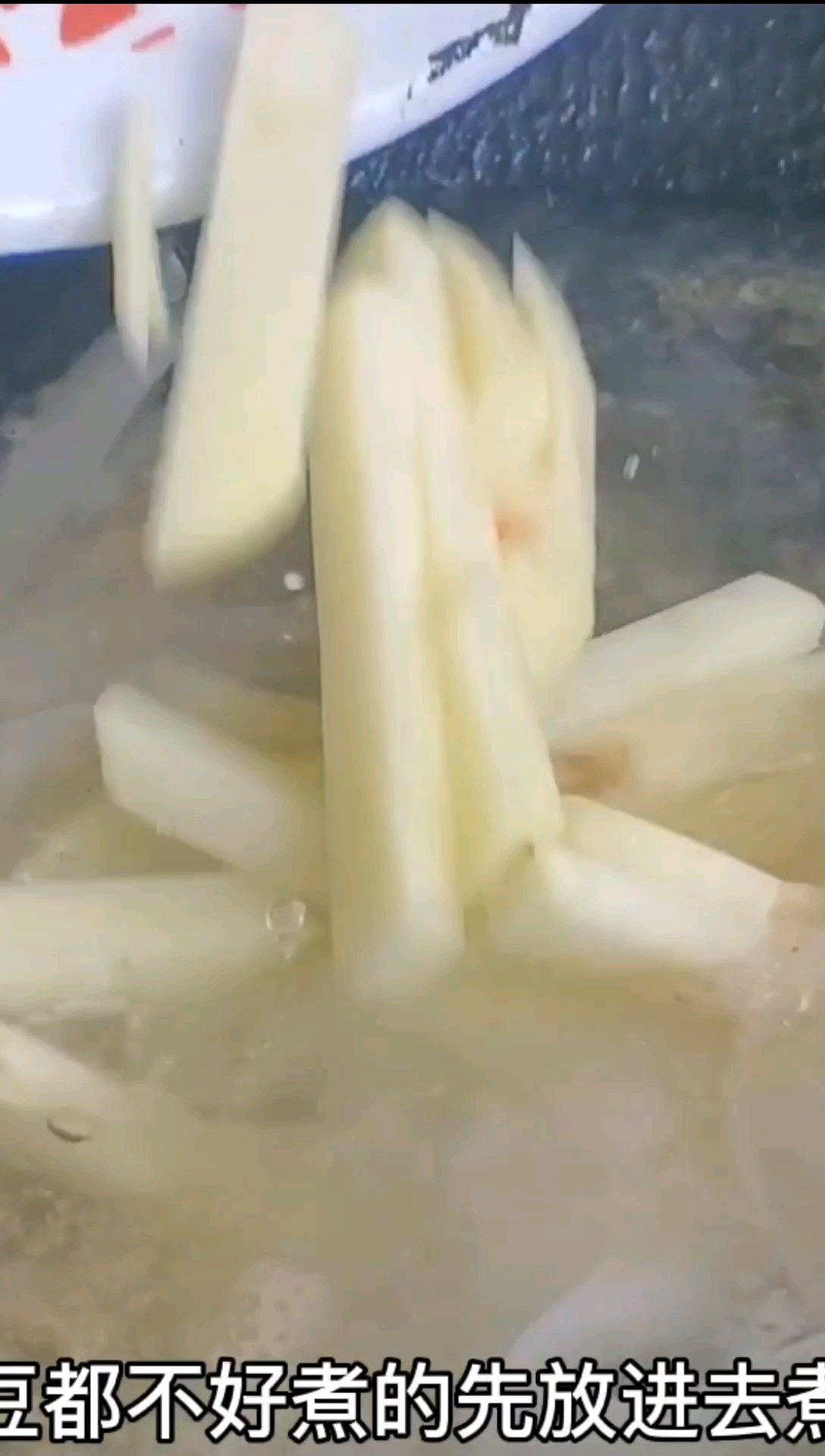 牛肉丸子汤这样做你爱了吗?烤的小面包快来尝尝吧。