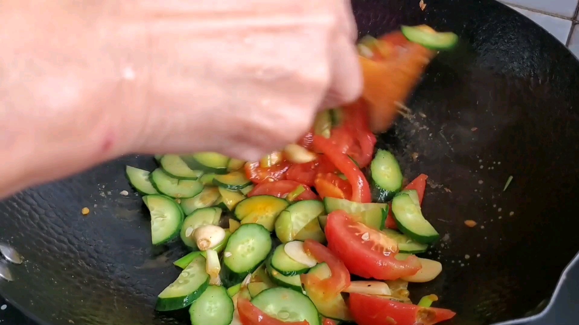 黄瓜西红柿鸡蛋拌面,又炒一个土豆丝,歹歹的来一盘,拌面怎么吃都不烦。