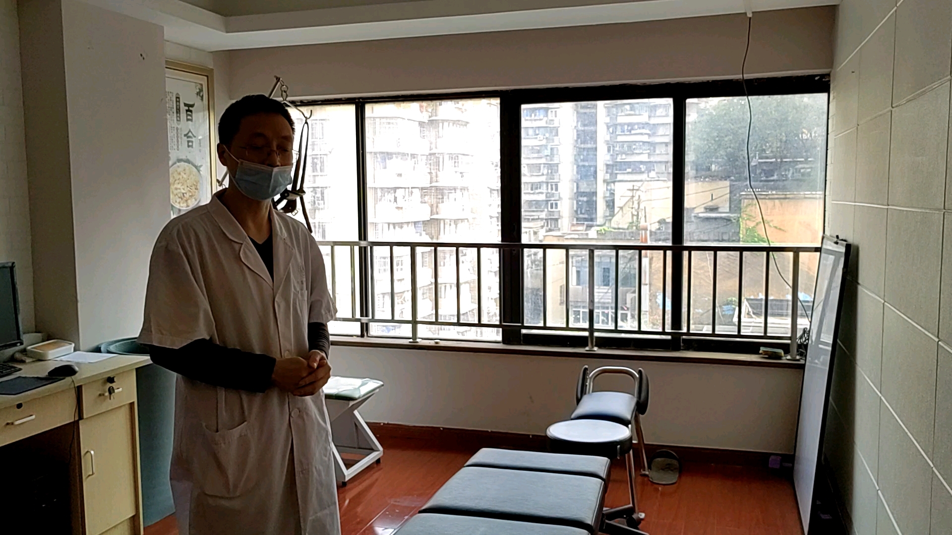 　黄震医师手法治疗如何与整脊顿压床结合治疗。整脊顿压床是一种卧位脊椎整复专用设备。整脊顿压