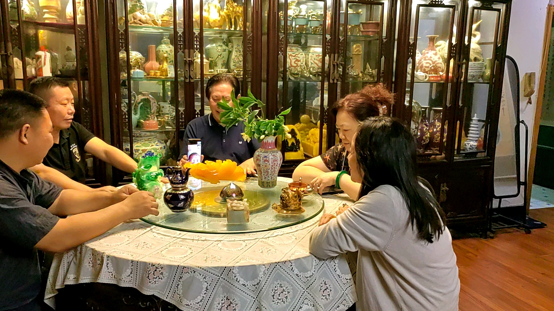 上海杨一平、重庆庄洪海手机连线鉴赏翡翠:巧夺天工,栩栩如生。杨一平、庄洪海通过手机视频连线