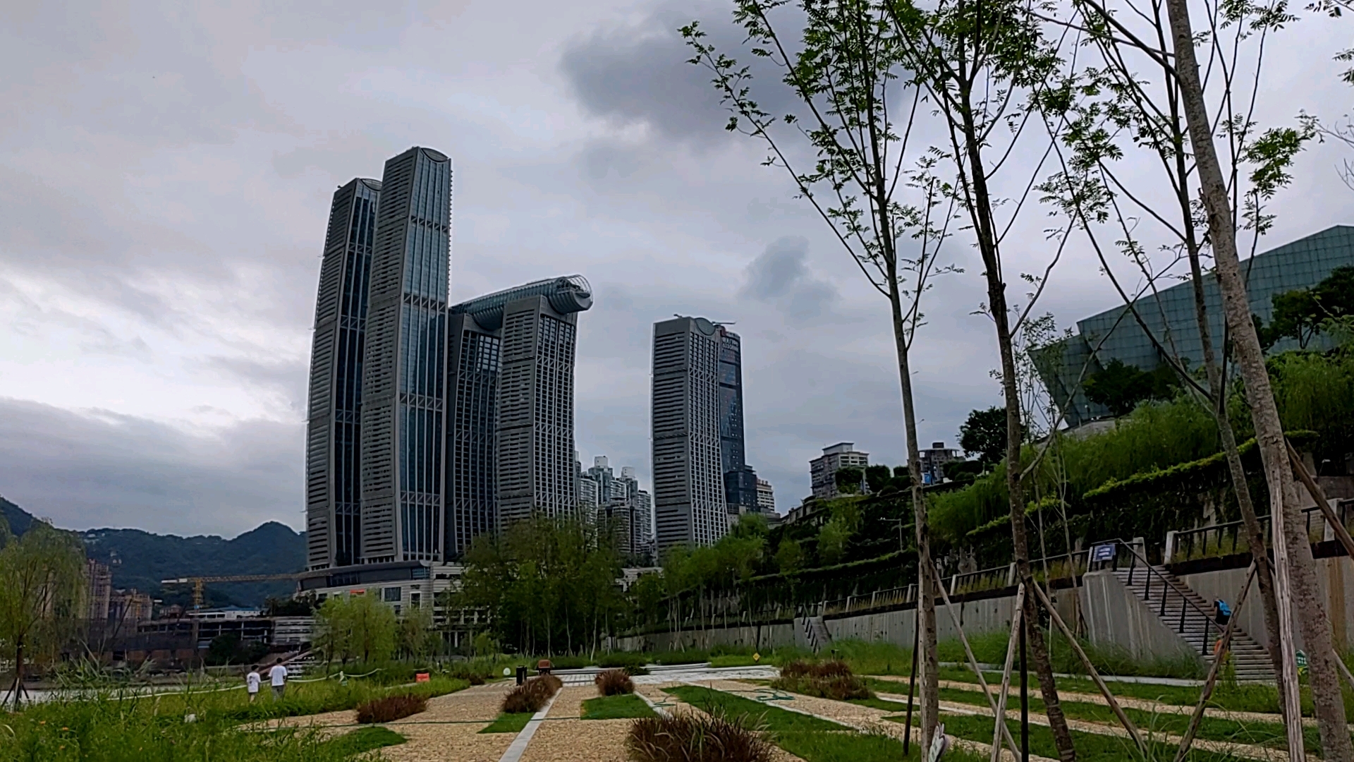 江北嘴江滩公园:鹅卵石铺就的健身步道,令人耳目一新!江滩公园大剧院下面的金沙火井健康路,鹅