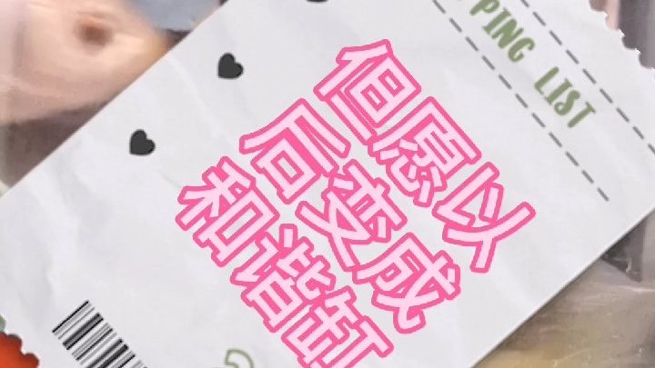 麒麟鹦鹉鱼欺负血鹦鹉鱼,把血鹦鹉鱼吓的躲在角落