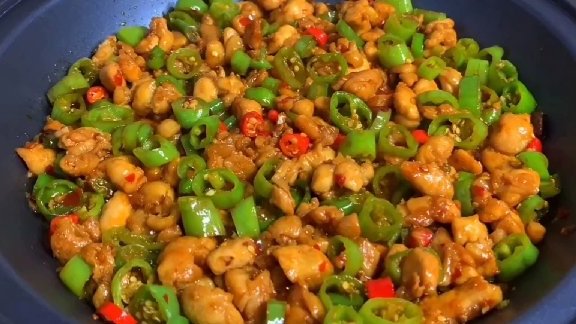  农家小炒系列:尖椒炒鸡,鸡肉嫩滑,椒麻味浓,招待客人,倍有面@好看视频创作者中心 #美好