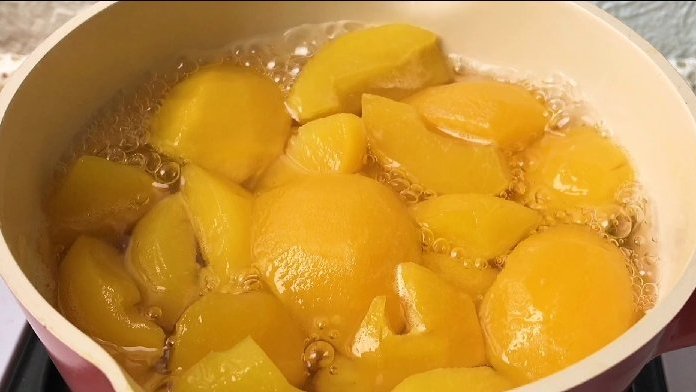 这才是黄桃罐头正确做法,果肉香甜爽口有技巧,放一个月不坏。#动态贡献者奖励计划# @百度动