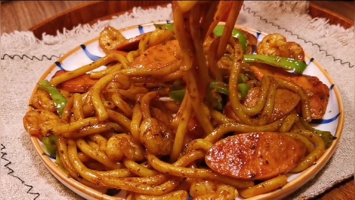  一学就会一吃就上瘾的黑椒虾仁乌冬面,一大碗不够吃,超过瘾#美食教程# @好看视频创作者中