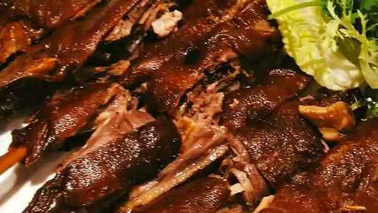 夜宵于【卤小小】,除了传统的卤味,还有独创的脆鹅脖,用卤鹅脖炸过的,味道是另一番滋味。#春