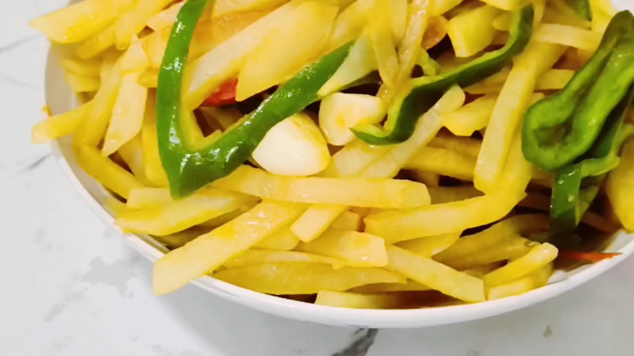 #美食教程#  ????食谱介绍:青椒土豆丝,蒜泥蒸茄子  ????食材调料:土豆两个,青红辣椒各一个