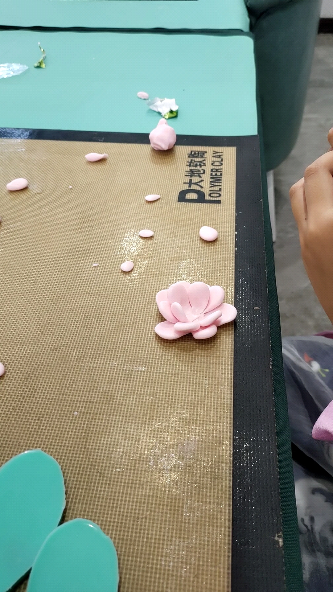 小朋友认真的制作软陶手工多肉植物盆栽 #手工制作#