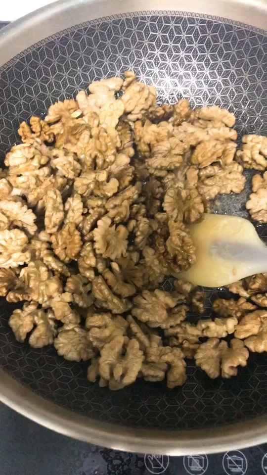 冰糖炒核桃,看看好吃吗?