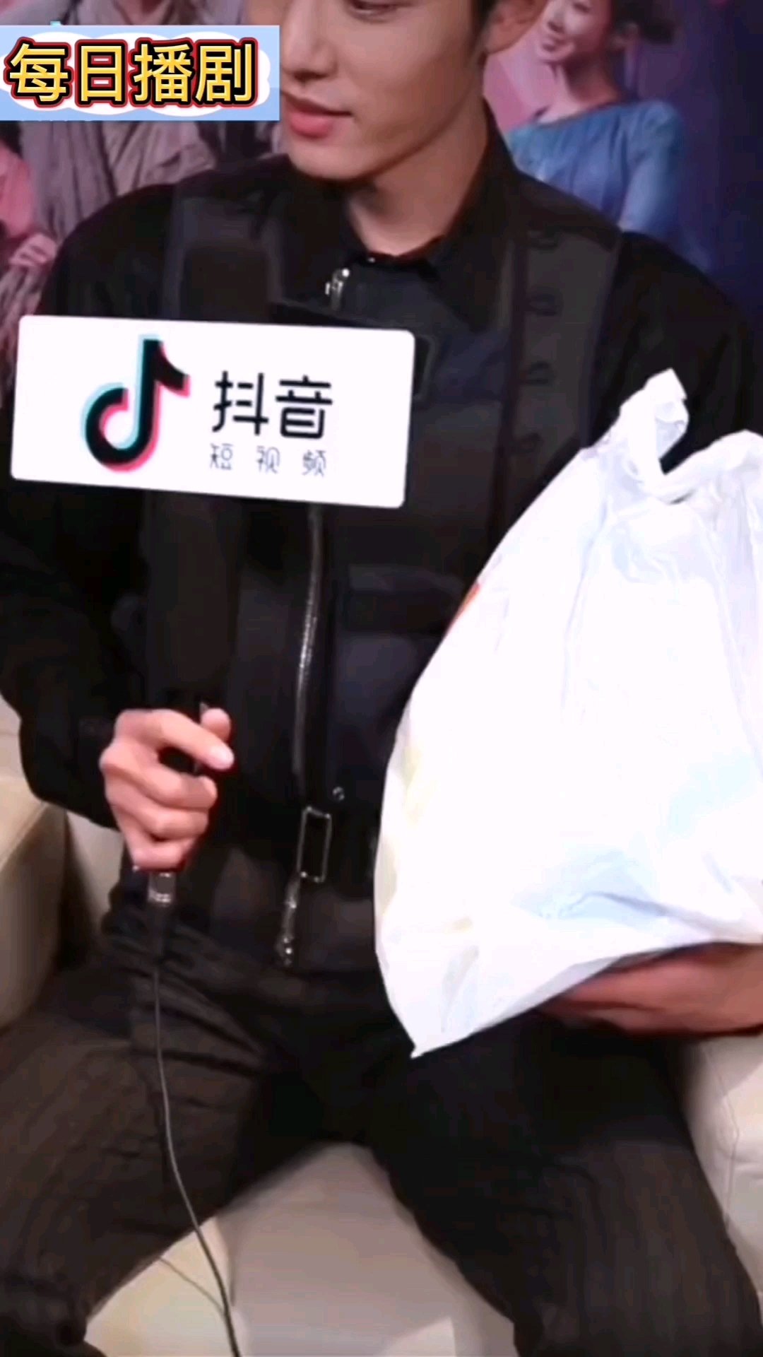 #肖战# 肖战电影《诛仙》采访现场主持人让吃薯片,肖战开心地吃起了薯片,还不忘宣传电影《诛