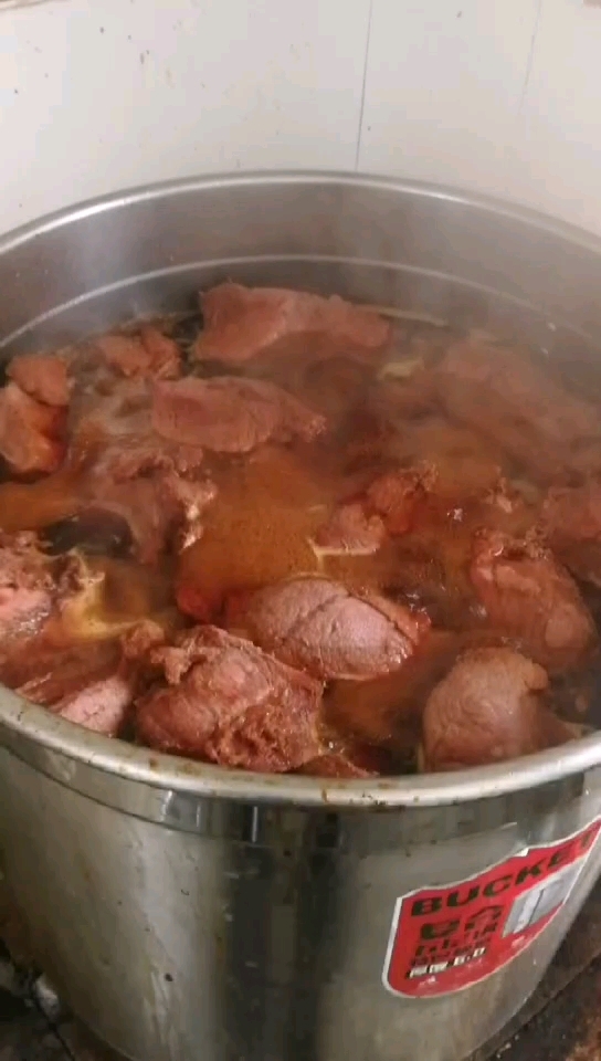 卤牛肉的正确做法  春天来了,是给孩子补充筋骨,帮老人强壮身体的季节,给家人制作一锅香艳的
