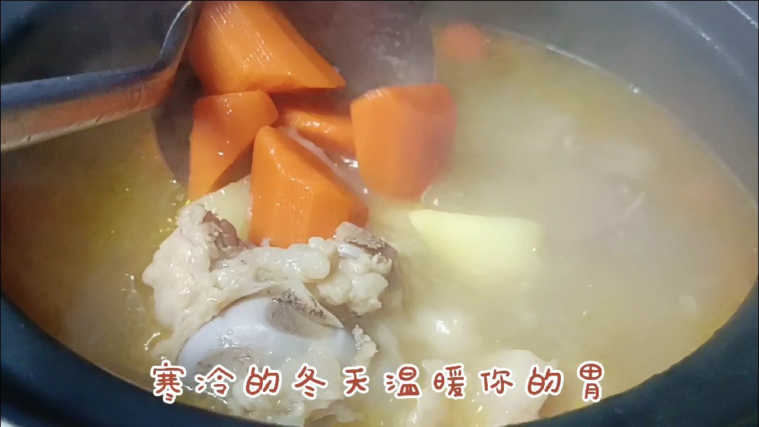天冷了,别忘煲骨头汤,做饭简单易学,喝了暖暖的,温暖你的心。 食材:筒骨,胡萝卜,土豆,姜