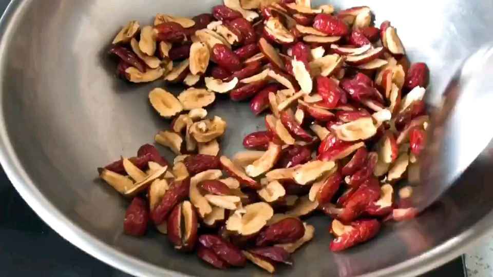 阿胶糕制作全过程 第一步:将黄酒泡好的阿胶一起倒入锅内,小火熬阿胶至挂旗 ,这一步很关键!