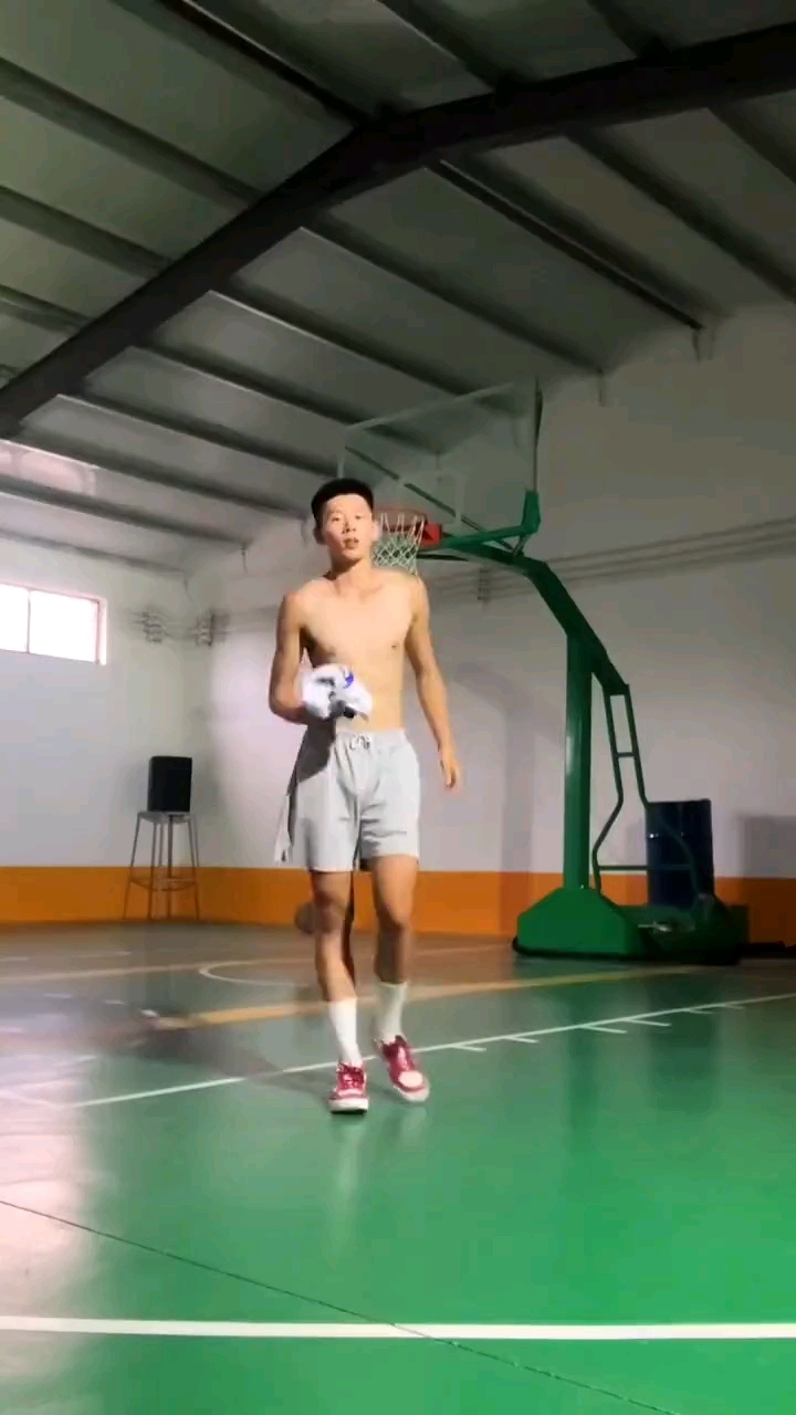 每日更新@肌肉男:灰裤子体育生,有腹肌又有料。