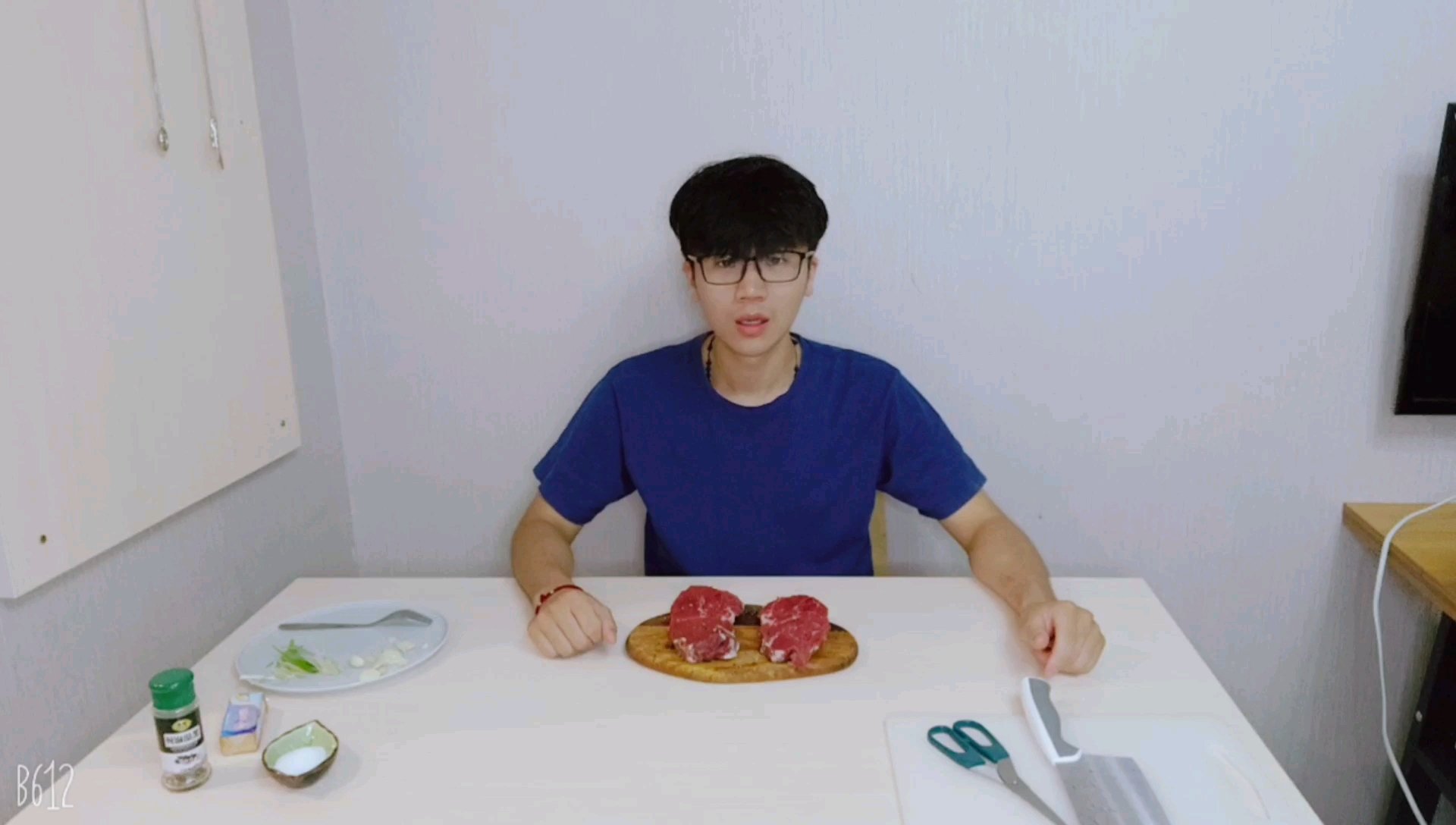 #美食VLOG# 小伙一百二十块买了三斤牛里脊,做香煎牛排,味道鲜美,过瘾!!!