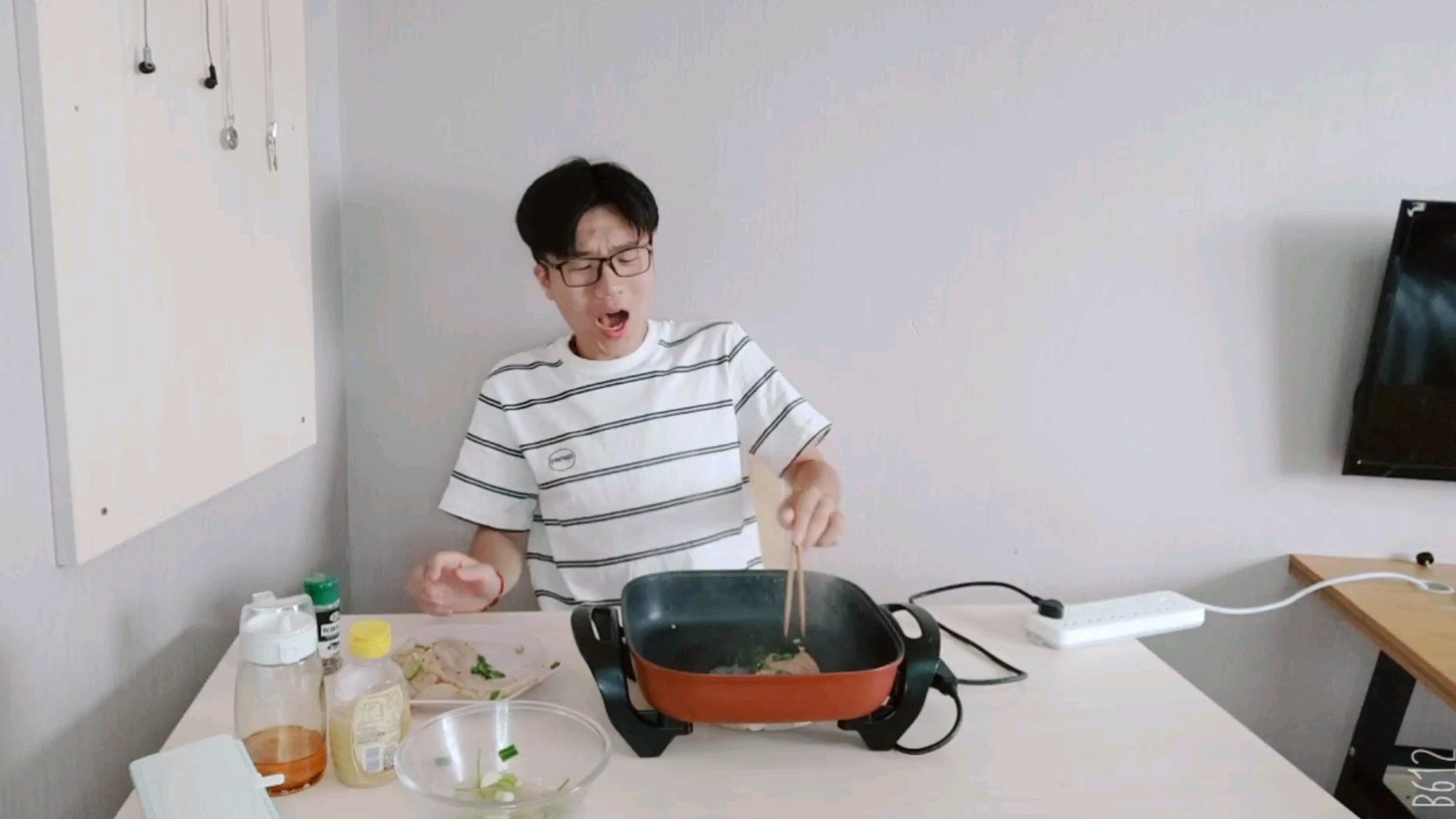 #美食VLOG# 炸裂鸡胸肉!又干又柴的鸡胸肉加上蜂蜜,居然肥嫩多汁,香甜可口