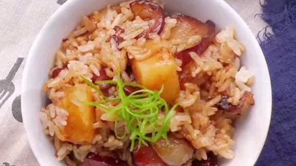 #家常菜谱# 土豆猪肉盖饭,不一样的味道巴适得很,猪肉,米饭,土豆片,葱花等 出锅即可。