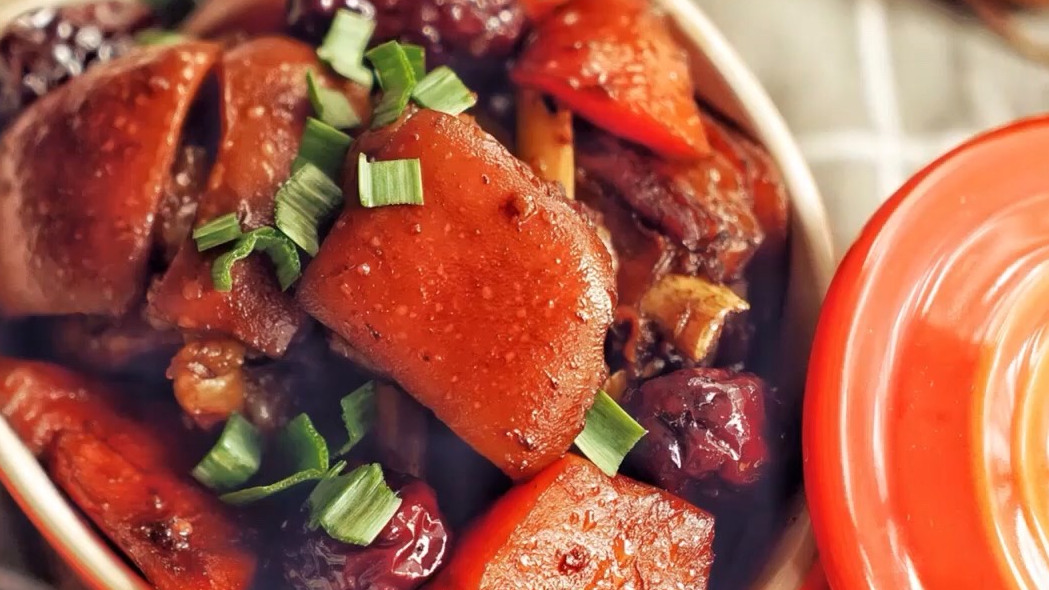 #今日立冬# 告别怀旧的深秋,饮香而衣,依香而动的初冬。窗外树木叶落而坠,杏树色呈赤金,浅