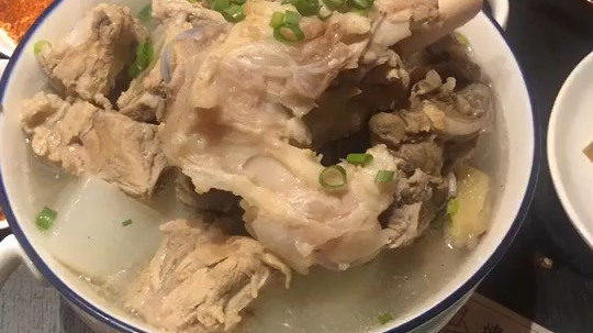 #一档冬日美食# 买不起五花肉炖锅大棒骨萝卜汤,汤鲜肉烂萝卜糯,好吃不贵丢掉秋裤[大笑]