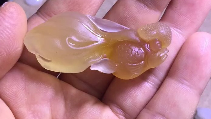 阿拉善玛瑙,又称戈壁玛瑙,属于玛瑙的一种,主要产自内蒙古阿拉善地区。 阿拉善玛瑙硬度极高,