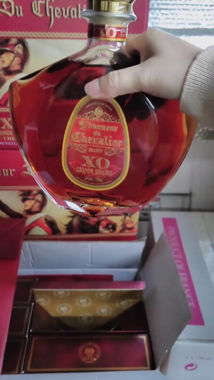 【老骑兵XO特藏白兰地】 ????双重蒸馏,9年橡木桶陈酿,瓶身精致单支独立包装,漂亮的琥珀色透