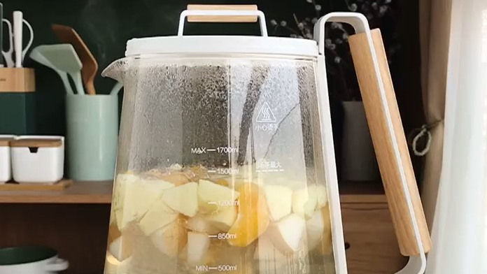 干燥的冬天就得来一壶暖心暖胃,清润止咳的雪梨苹果橘子汤,温暖你的整个冬天。 今天安利的这款