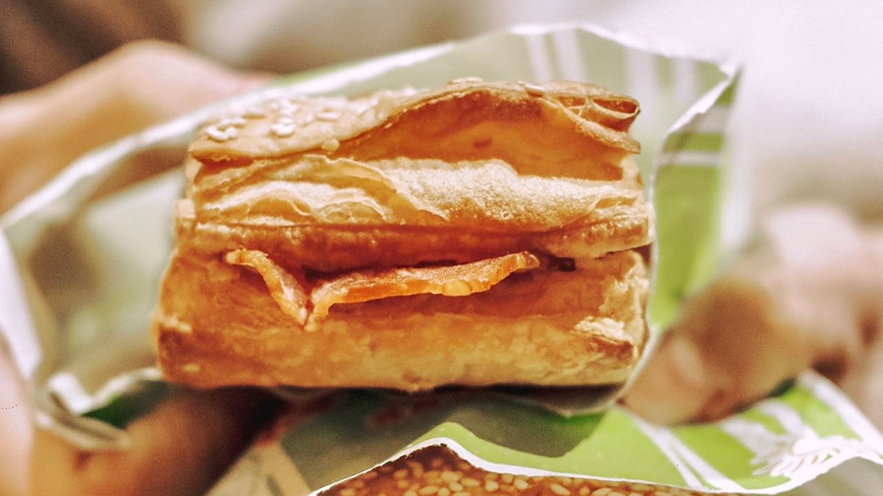 kfc法风烧饼重新上线 | 重新回归的法风烧饼,依旧是两个口味,你可以搭配薯饼或者小油条,