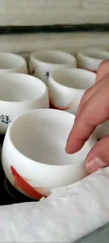 仿古玉泥年年有余主人杯  仿古玉泥年年有余主人杯 景德镇画鱼第一人 叶存刚 作品。杯形端庄