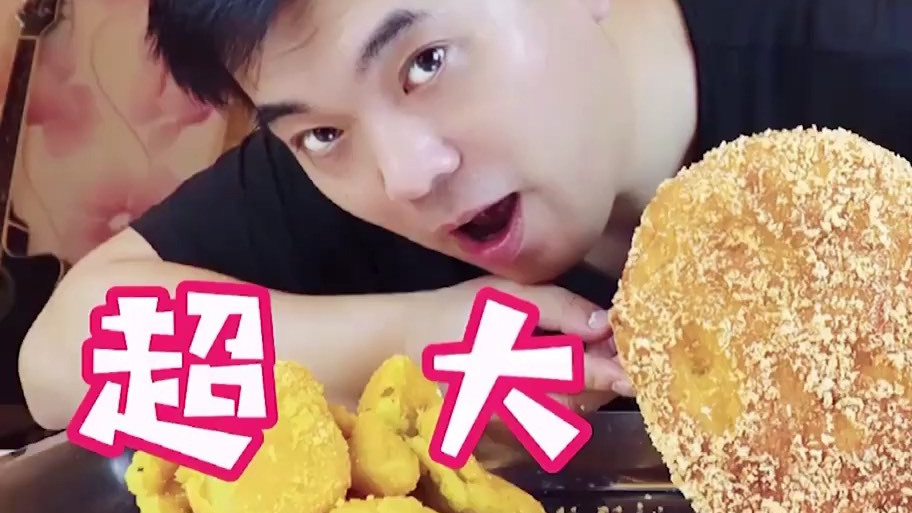 #吃播美食# 小火花7元买一个大南瓜,自制超大南瓜饼,外面买不到比肉还好吃