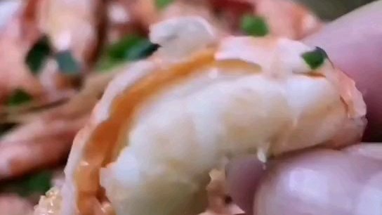 滑皮虾 学名哈氏仿对虾 秋季的滑皮虾是青壳虾 八九月均有膏 清蒸 盐焗 鲜味溢出 红膏对小