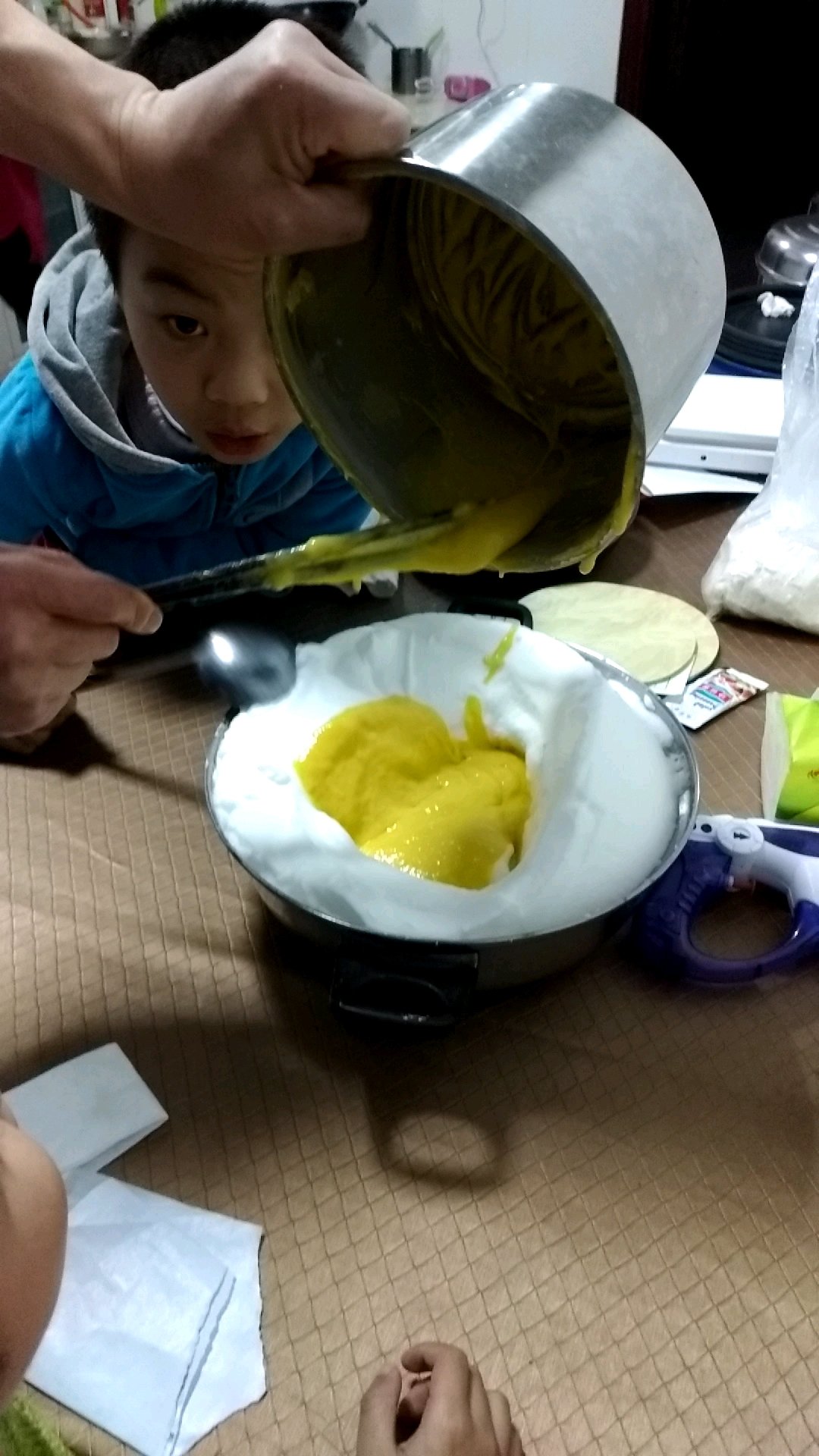 爸爸和孩子们在做蛋糕,先打奶油,白色的奶油和蛋黄。还是电动打蛋器打得快。#日常记录# 