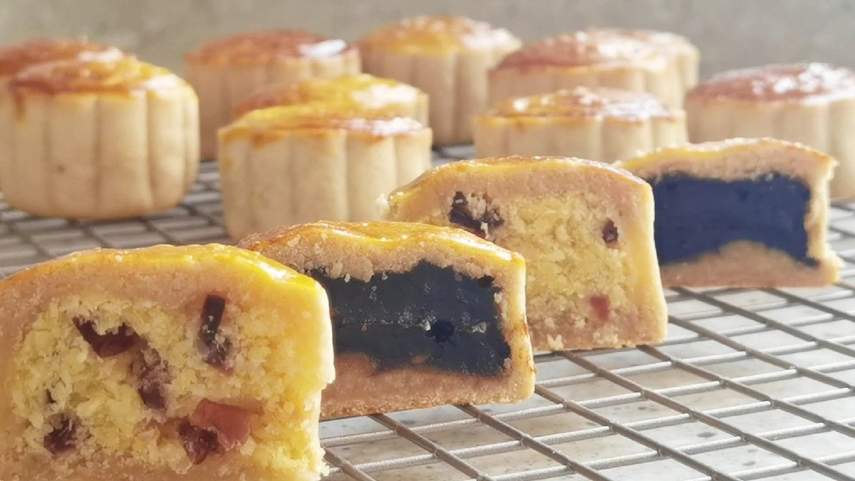 马上中秋节了,枣泥馅和蔓越莓椰蓉馅月饼出炉啦!