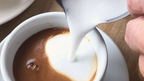 #美食VLOG##夏日限定美食##21天早餐打卡#  咖啡拿铁提神又补钙,加块燕麦饼干能量