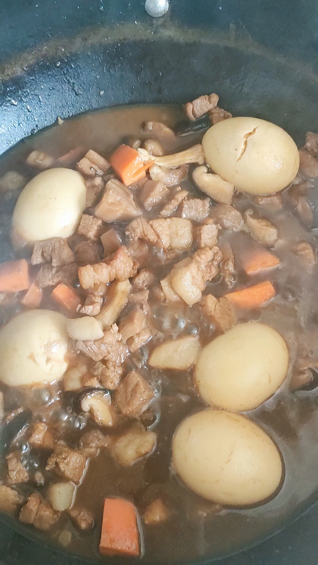 第一次做的香菇猪肉盖浇饭,味道还不错 人啊,真的会变得,以前想吃什么,第一感觉是出去吃,现