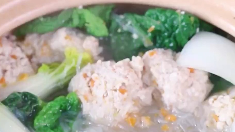 天气渐渐变冷,来份砂锅丸子最暖心????  ????用料:  猪肉1斤 胡萝卜半根 豆腐半块 盐适量 