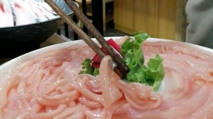 #一起分享美食# 这鸭肠比那丫头还要高……一米六的鸭肠你见过吗?  这就是我昨天吃火锅遇到