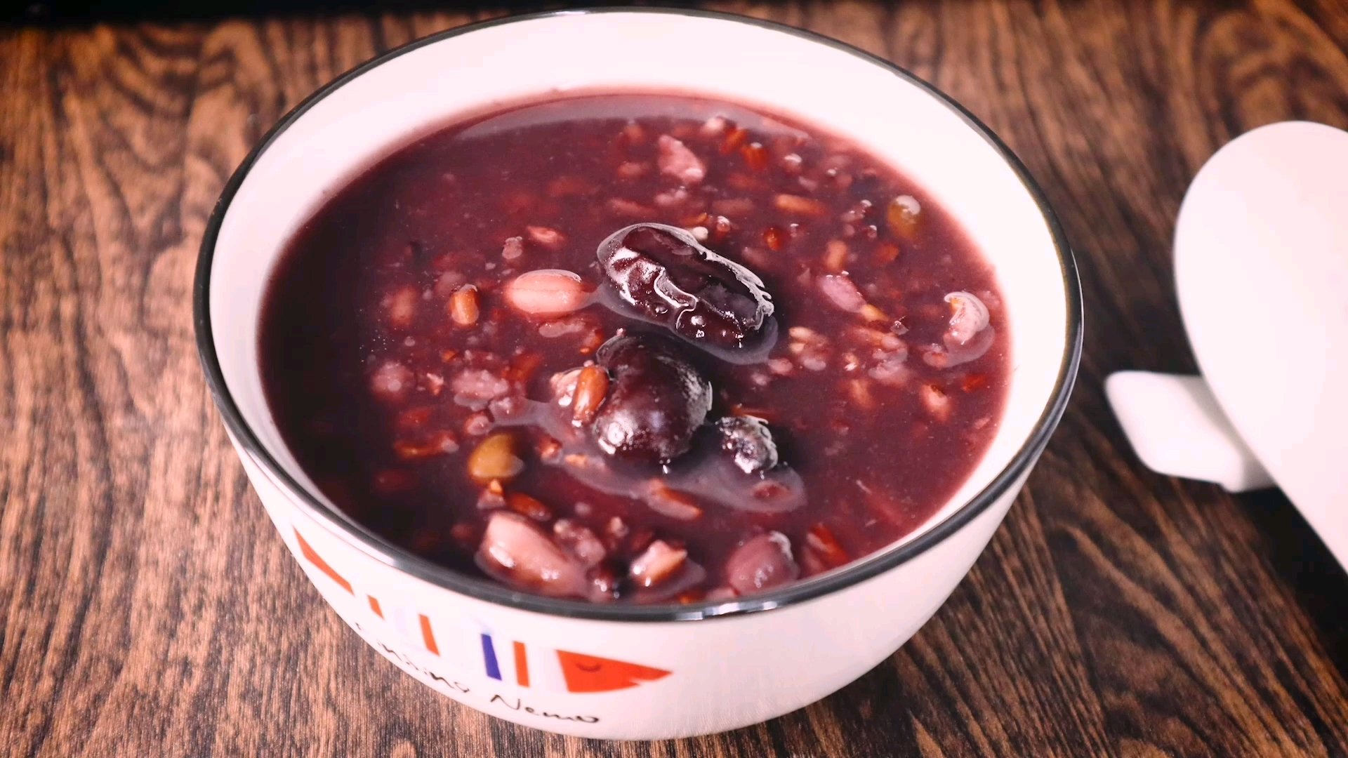  睡前巧煮一锅八宝补血粥,开启元气满满一整天 睡前吧红米 糙米 黑米 紫薯 花生 红豆 芸