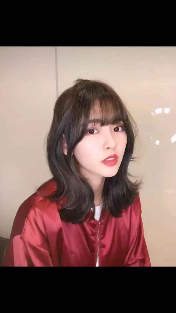 女士中长发鱼尾烫发型设计