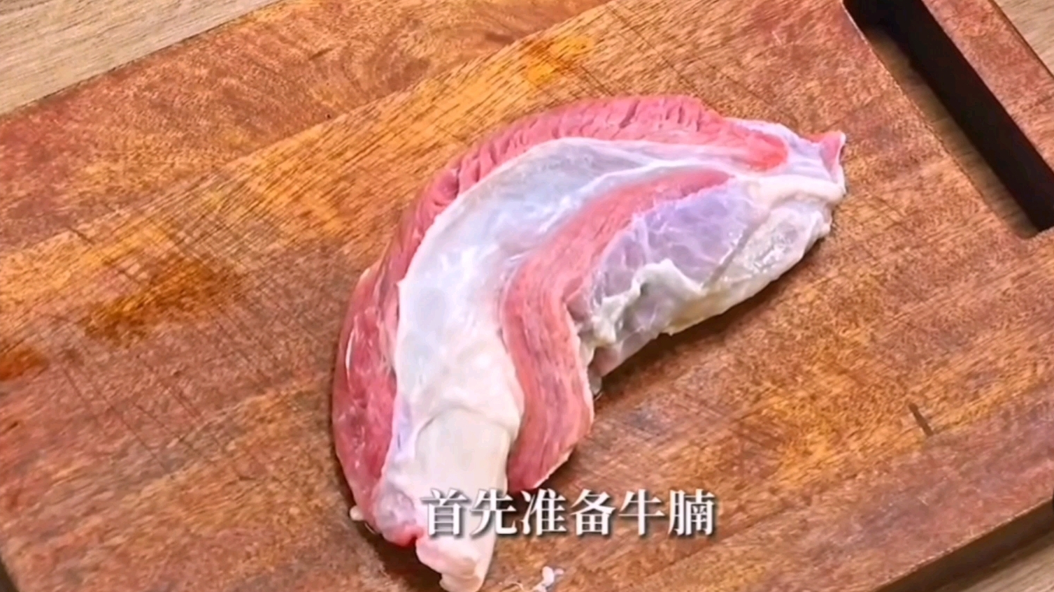 #亮出你的好厨艺#番茄牛腩,冬天的必备,主材是番茄和牛腩,主要烹饪工艺是炖。番茄去了皮,切